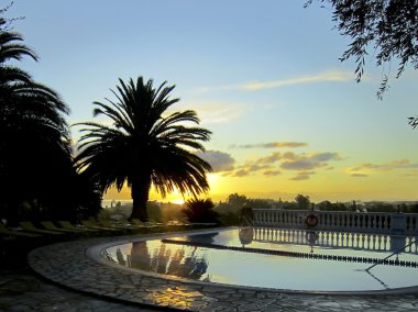 havuz güneş doğarken