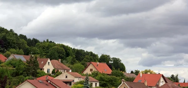 Céu nublado em uma aldeia — Fotografia de Stock