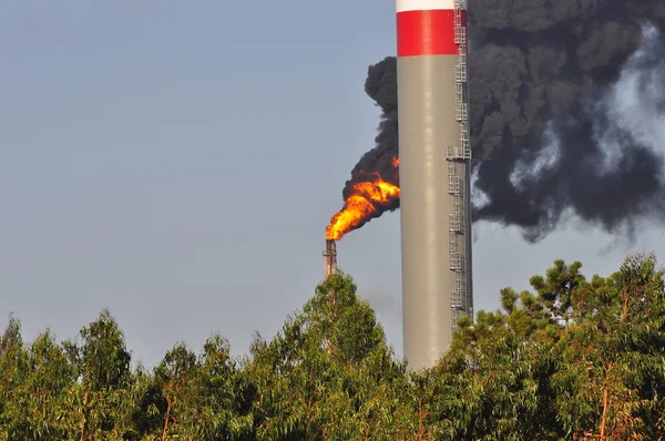 Luchtverontreiniging door emissies, zwarte rook Stockafbeelding