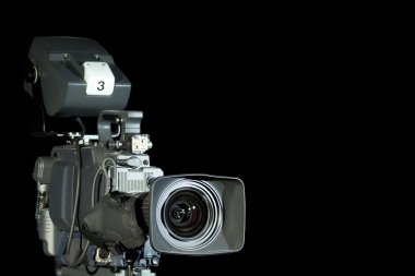 Телевизионная видеокамера на черном фоне clipart