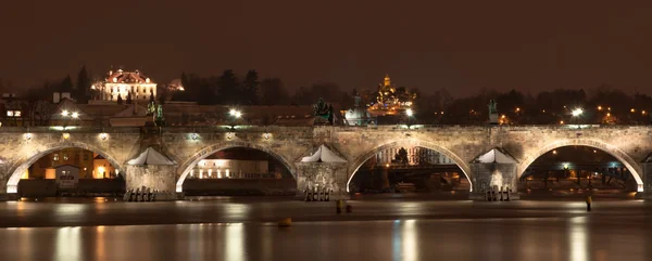 チェコ共和国プラハの夜のカレル橋 ストックフォト