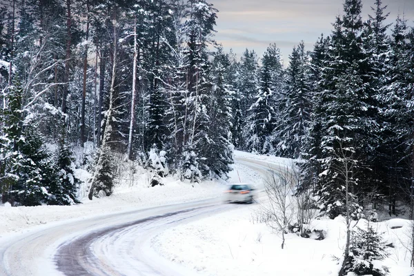 Bil på vintern väg — Stockfoto