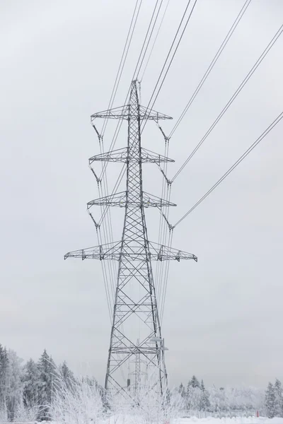 겨울에 전기 철 탑 — 스톡 사진