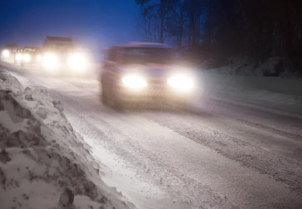 Tráfico en la noche de invierno — Foto de Stock