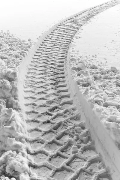 Κομμάτι ελαστικού στο χιόνι — Φωτογραφία Αρχείου
