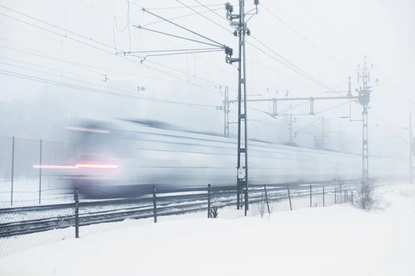 Treno in tempesta di neve — Foto Stock