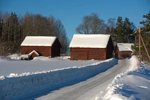 Prédios agrícolas cobertos de neve — Fotografia de Stock