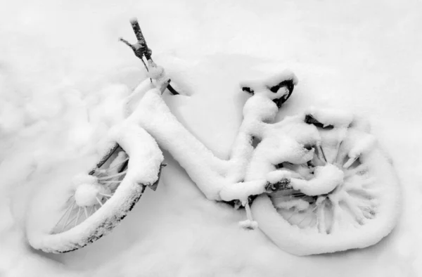 在雪中的自行车 — 图库照片