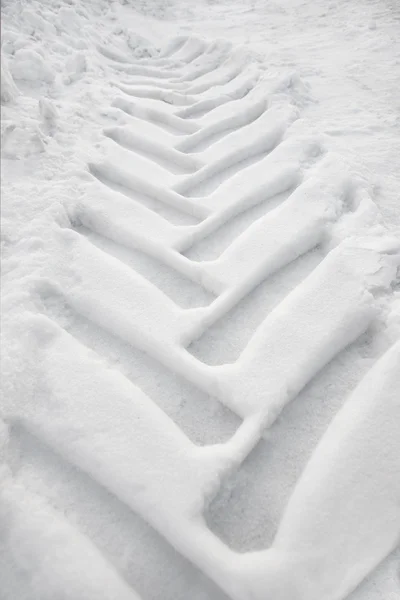 雪の中でタイヤトラック — ストック写真