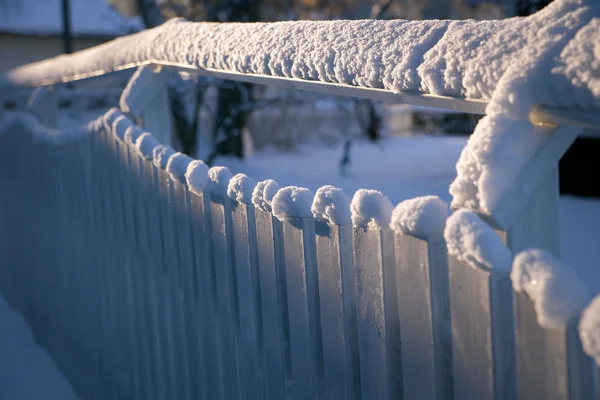 Zaun mit Schnee — Stockfoto