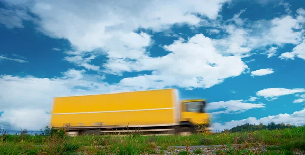 Желтый размытый грузовик — стоковое фото