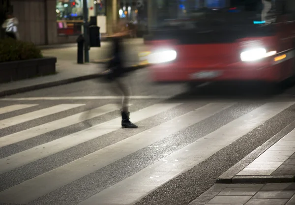 Kobieta skrzyżowania ulicy — Zdjęcie stockowe