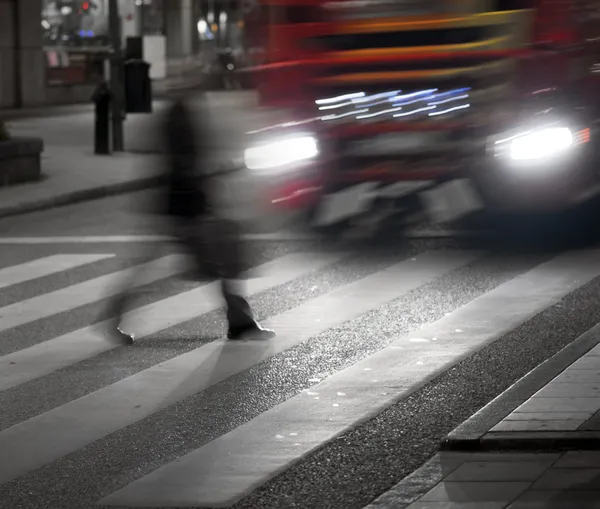 Man crossing street — Stock Photo, Image