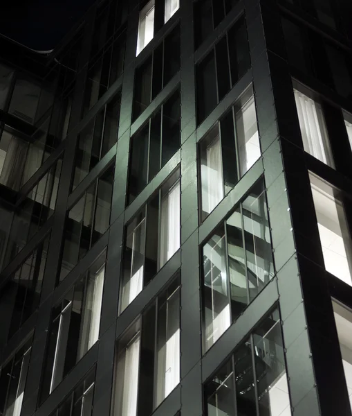 Edifício de escritórios à noite — Fotografia de Stock