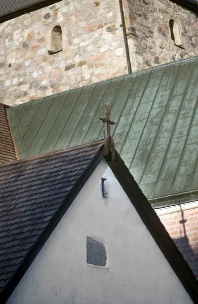 Mittelalterliche Kirche mit Kreuz — Stockfoto