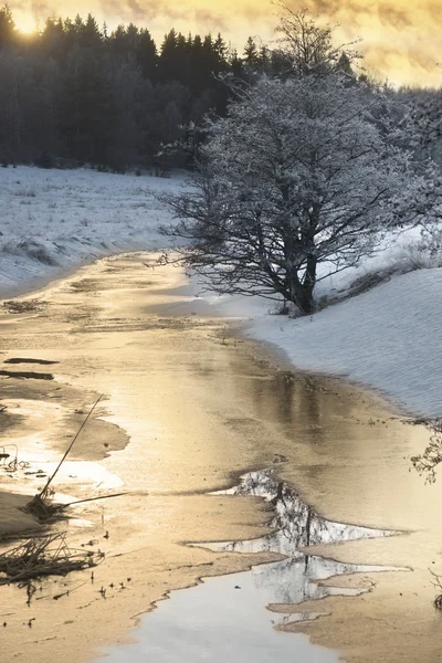 Pôr do sol sobre o rio inverno — Fotografia de Stock