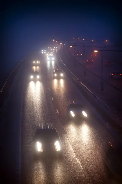 Autobahn im Abendnebel — Stockfoto