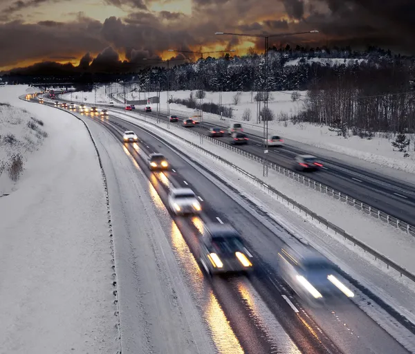 Vinter kväll trafik — Stockfoto