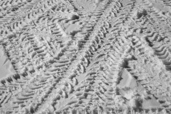 Karda tekerlek izleri — Stok fotoğraf