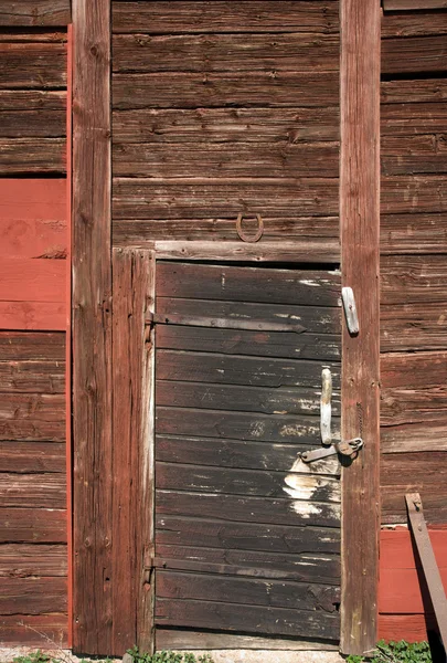 Wyblakły drzwi drewniane — Zdjęcie stockowe