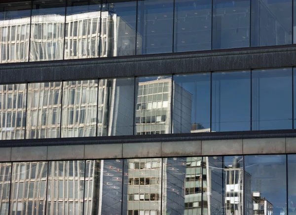 Reflekterade kontorsbyggnader — Stockfoto