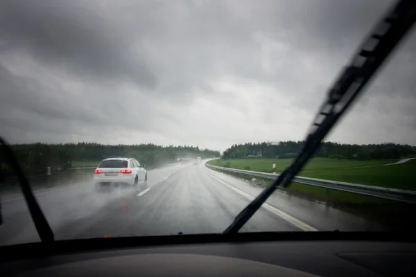 Дощ на шосе — стокове фото