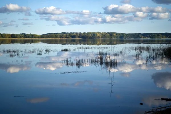 Nubes blancas en el lago —  Fotos de Stock