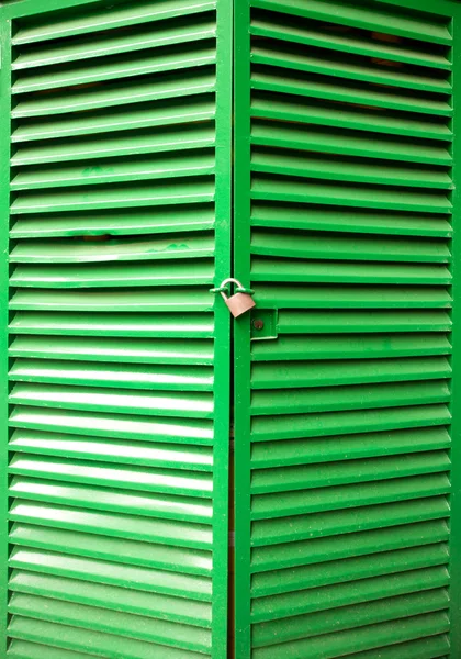Зеленый шкафчик — стоковое фото