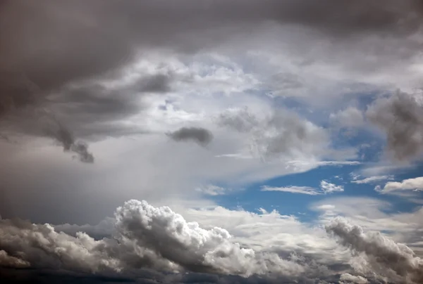 Blauer und grauer Himmel — Stockfoto