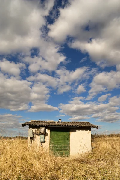Хижина на пшеничном поле — стоковое фото