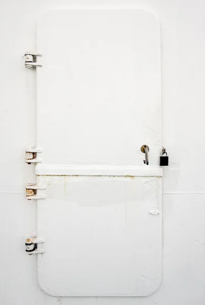 Kovové dveře na výletní lodi — Stock fotografie
