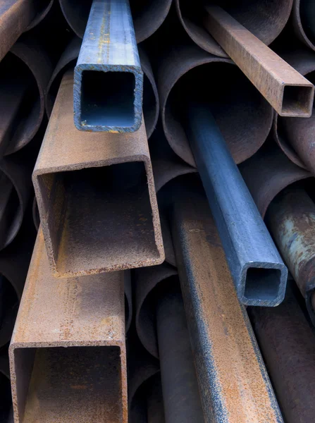Pila di tubi in acciaio arrugginito — Foto Stock