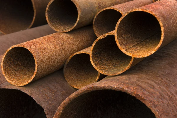 Pilha de tubos de aço enferrujado — Fotografia de Stock
