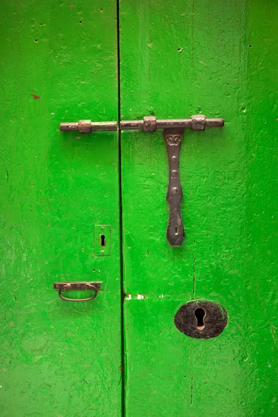 Alte grüne Tür — Stockfoto