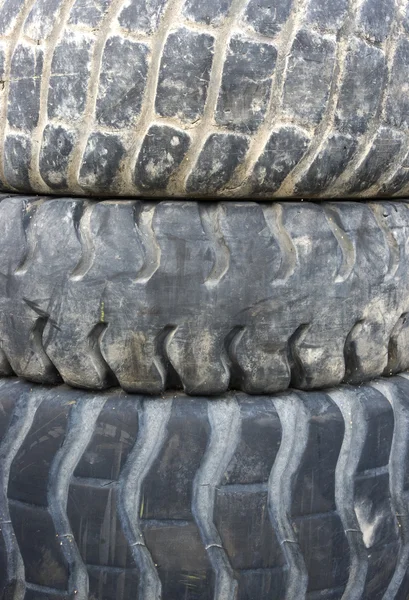 Stapel av gamla däck — Stockfoto