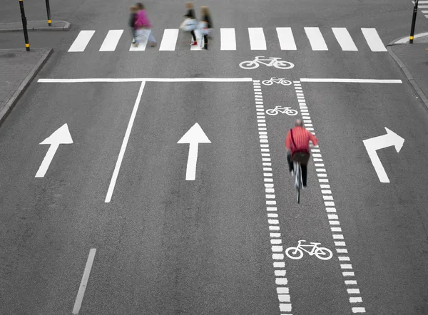 Улица с велосипедной дорожкой — стоковое фото