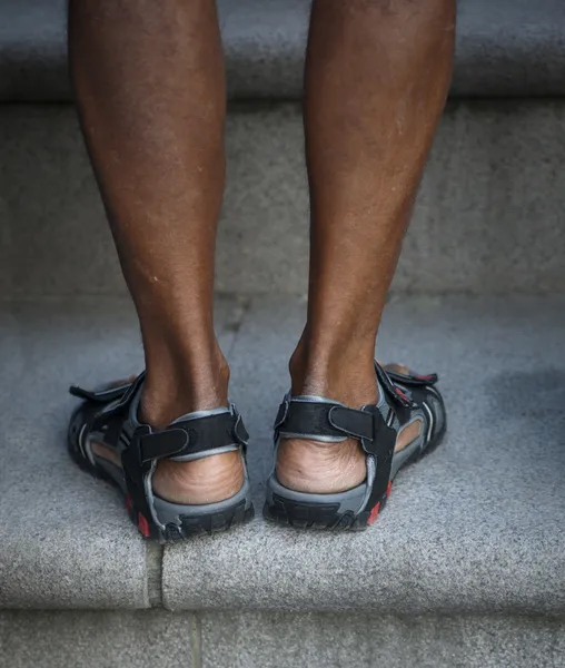 Füße mit Sandalen — Stockfoto