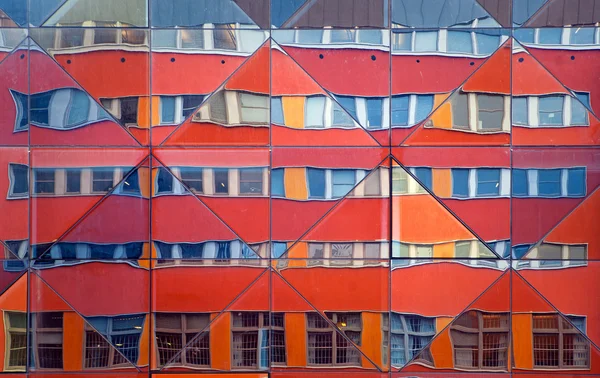 Edificio de oficinas reflejado —  Fotos de Stock