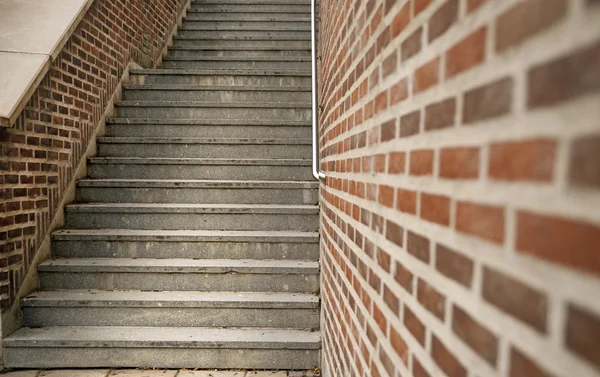 계단 및 벽돌 벽 — 스톡 사진