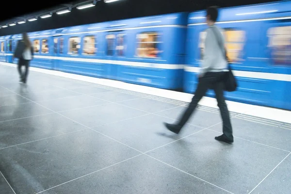 Размытые на платформе метро — стоковое фото