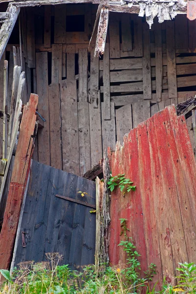 Снесённый деревянный дом — стоковое фото