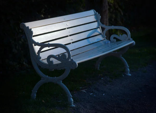 白の公園のベンチ — ストック写真