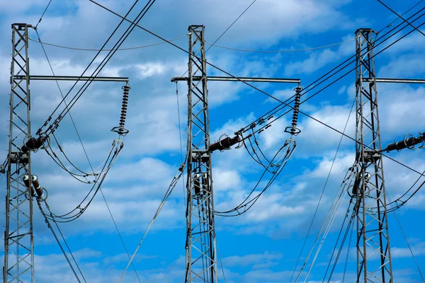Drie electriciteit pylonen — Stockfoto