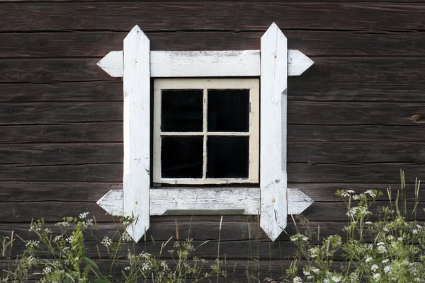 Окно на деревянной стене — стоковое фото