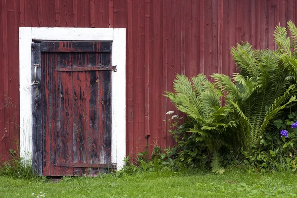 Dveře na červené boudě — Stock fotografie