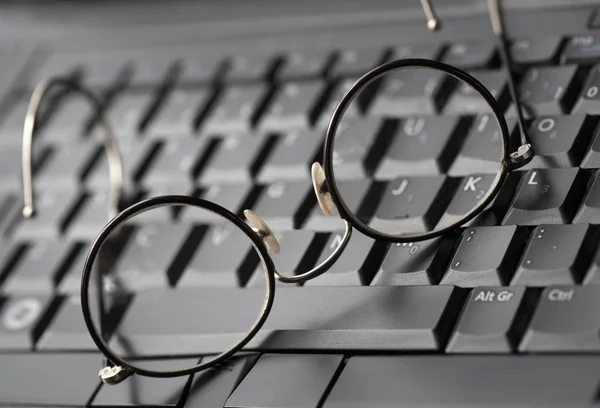 Tastatur mit Brille — Stockfoto