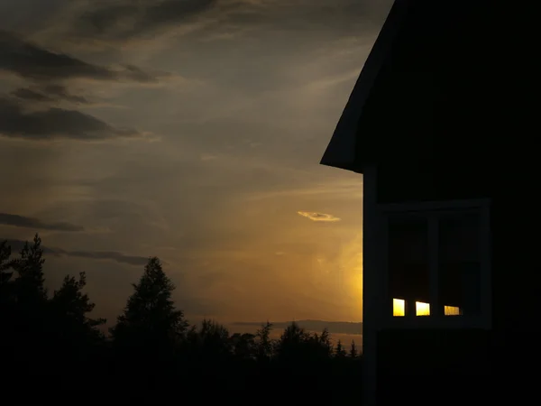 Huis bij zonsondergang — Stockfoto