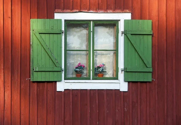 Fenster mit grünen Rollläden — Stockfoto