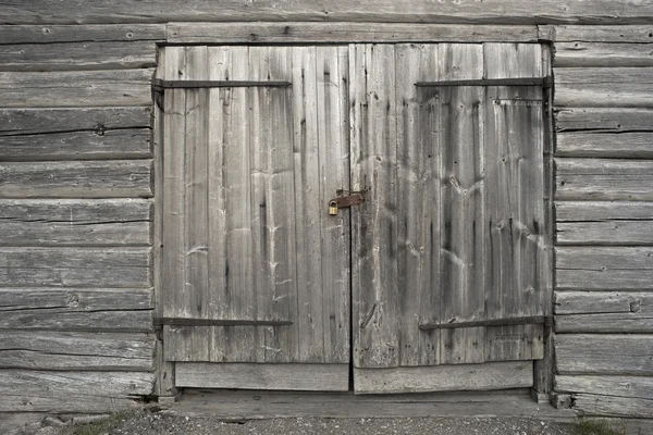 Старая серая деревянная дверь — стоковое фото