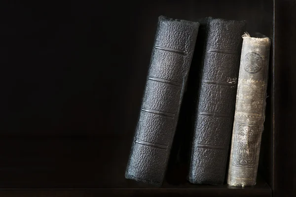 Старі книги в книжковій полиці — стокове фото